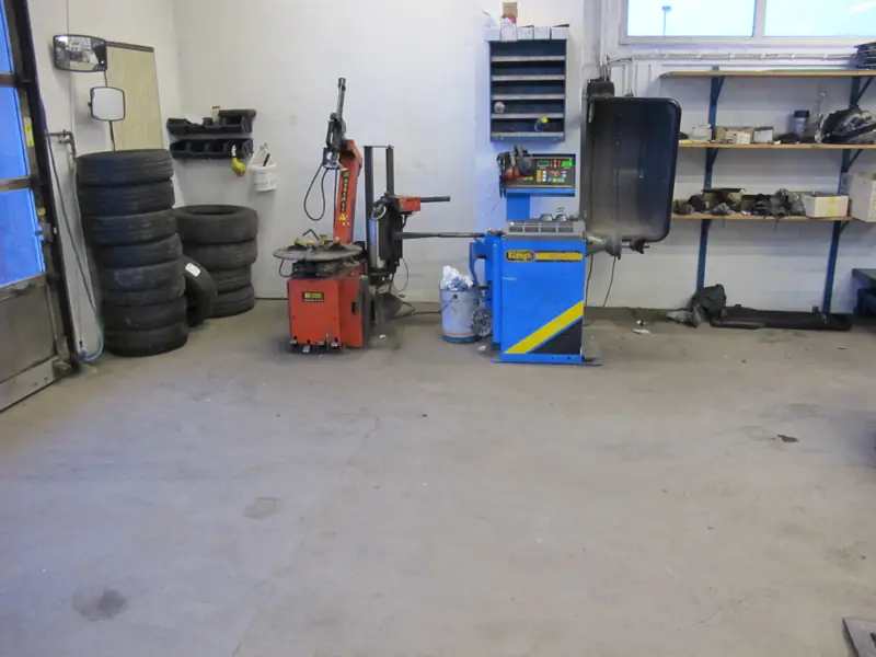 Arbejdsområde med hylder og udstyr